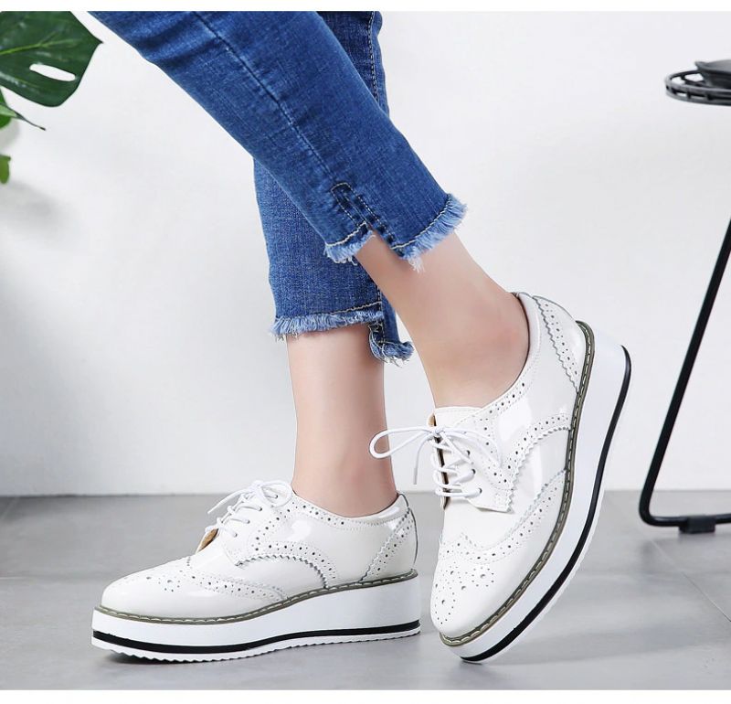 Akira Vrouwen Patent Leren Platform Platte Schoenen - Beige