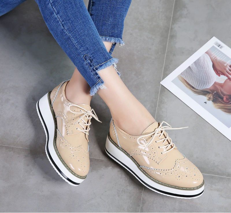 Akira Vrouwen Patent Leren Platform Platte Schoenen - Beige