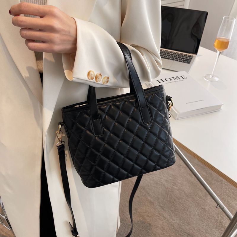 Almendra Dames Kleine Gewatteerde Leren Handtas - Zwart