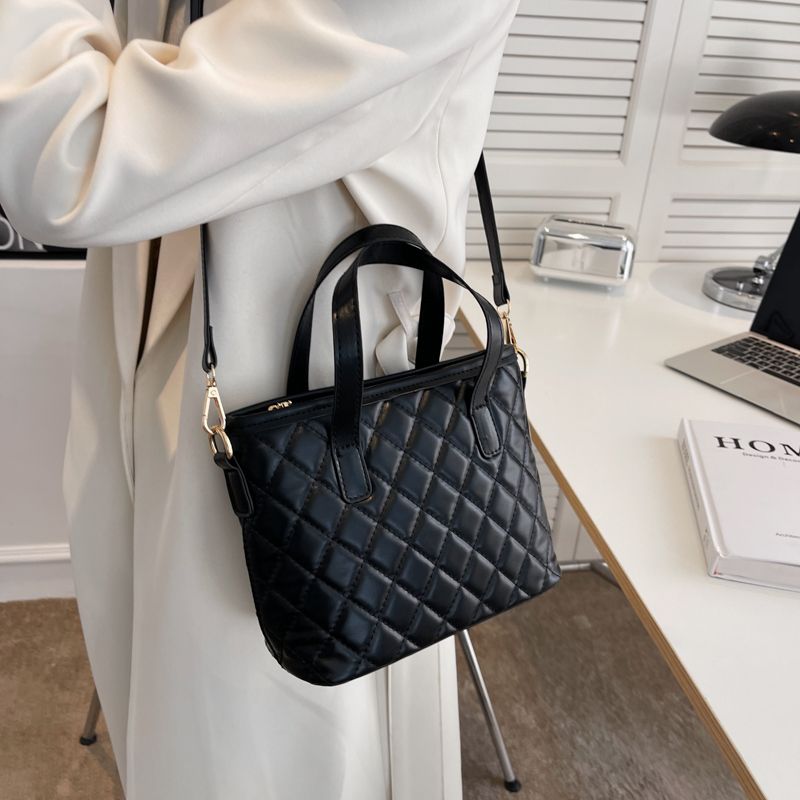 Almendra Dames Kleine Gewatteerde Leren Handtas - Zwart