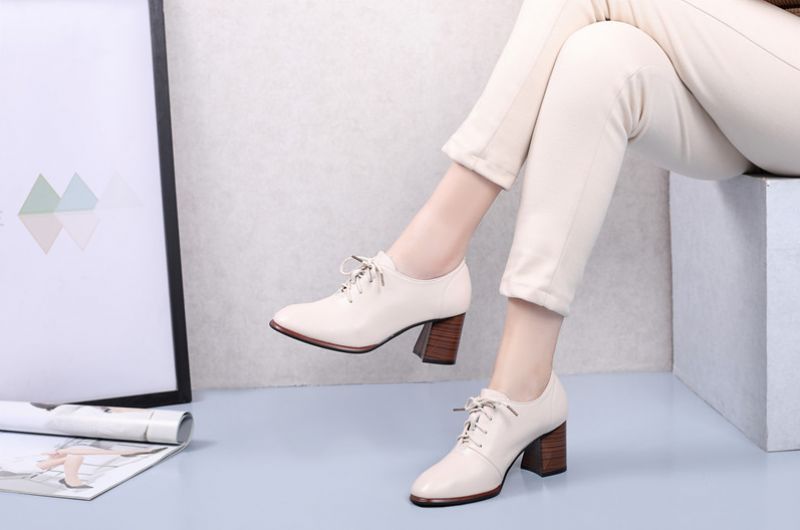 Andrea Dames Hoge Hak Pumps Met Zwarte Veters - Zwart