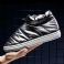 Grijs